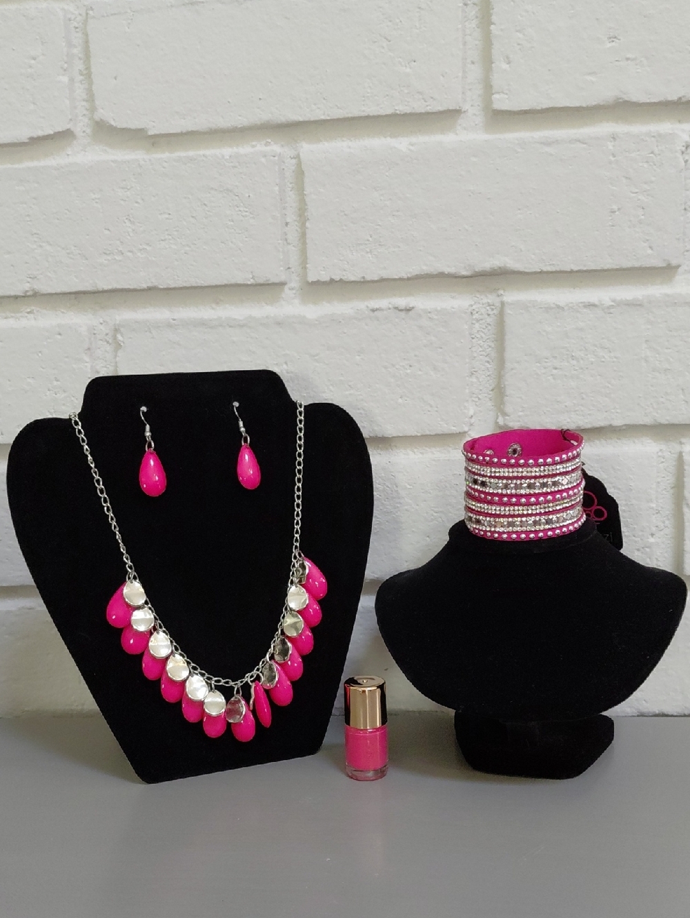BUYERS GIVAWAY! 🎁 Necklace & Earring Set with Matching Bracelet & Pink Polish!